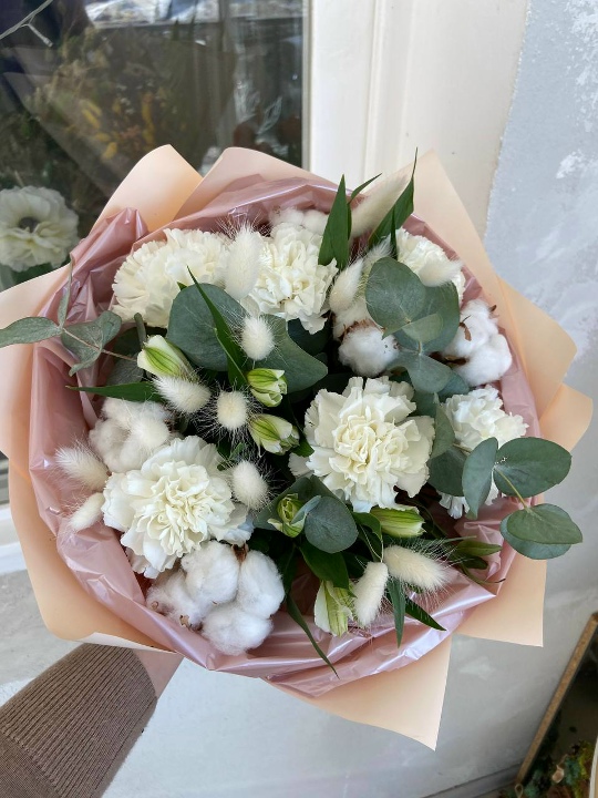 Букет гвоздик, альстромерий, лагуруса, хлопка и эвкалипта