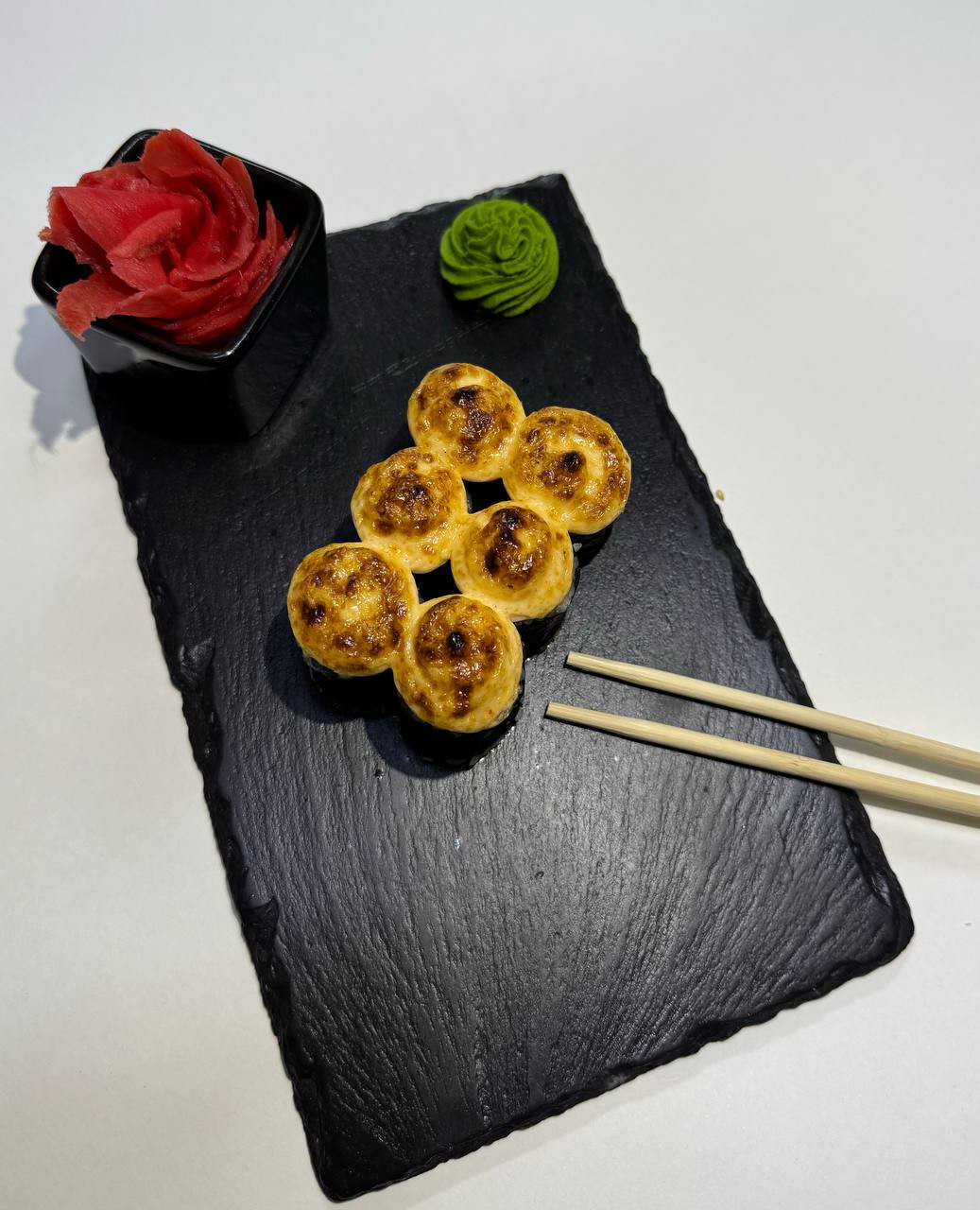 Запеченный маки ролл с тунцом