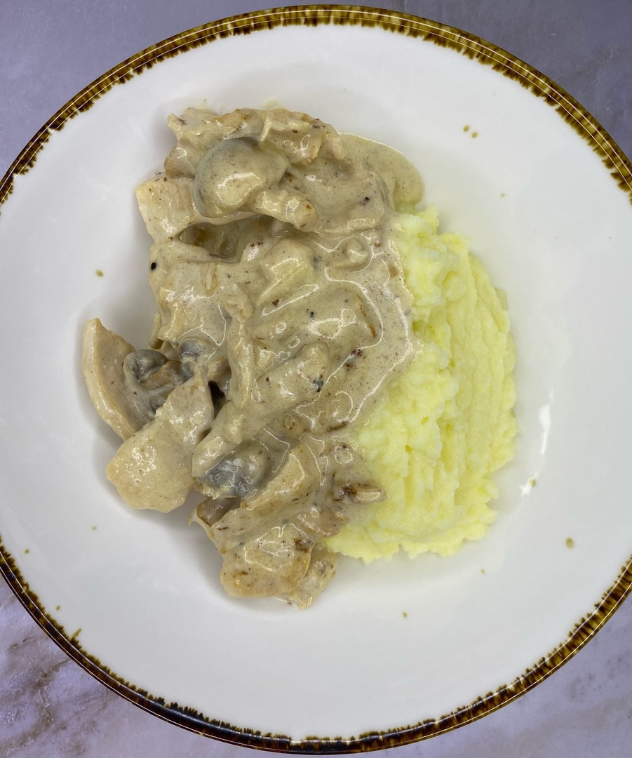 Бефстроганов из курицы с пюре