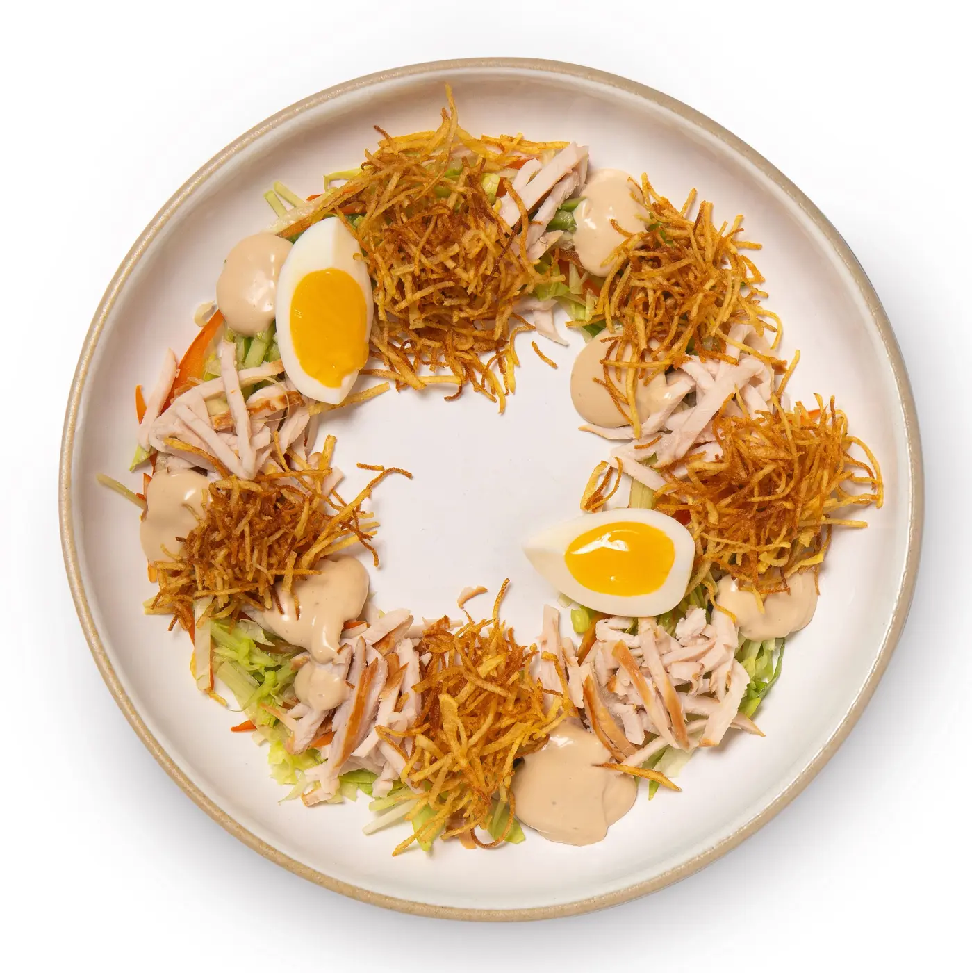 Салат с копченой куриной грудкой, картофелем пай и мягким куриным яйцом