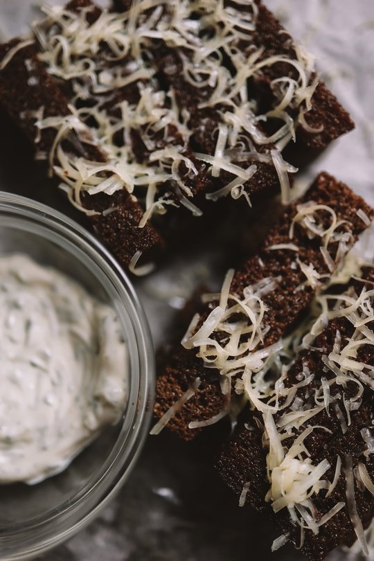 Чесночные гренки с сыром