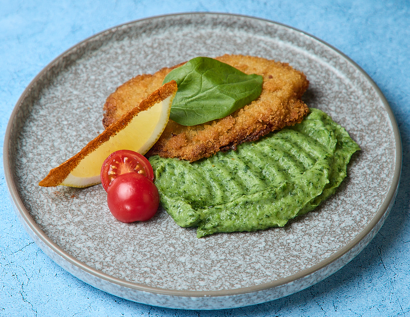 Шницель рыбный с пюре со шпинатом