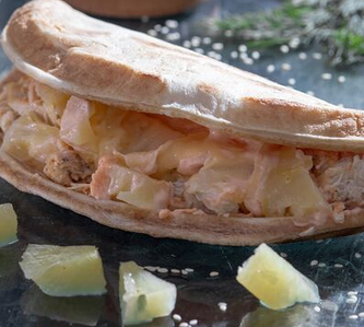 Закрытая пицца с ананасами