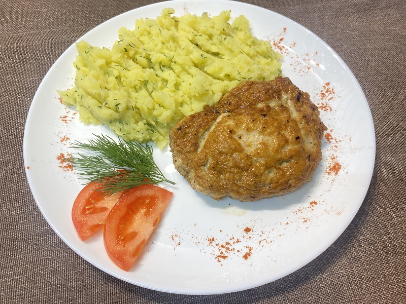Картофельное пюре с котлетой