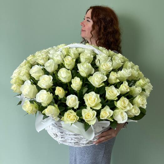 Корзина с цветами 101 Роза белая