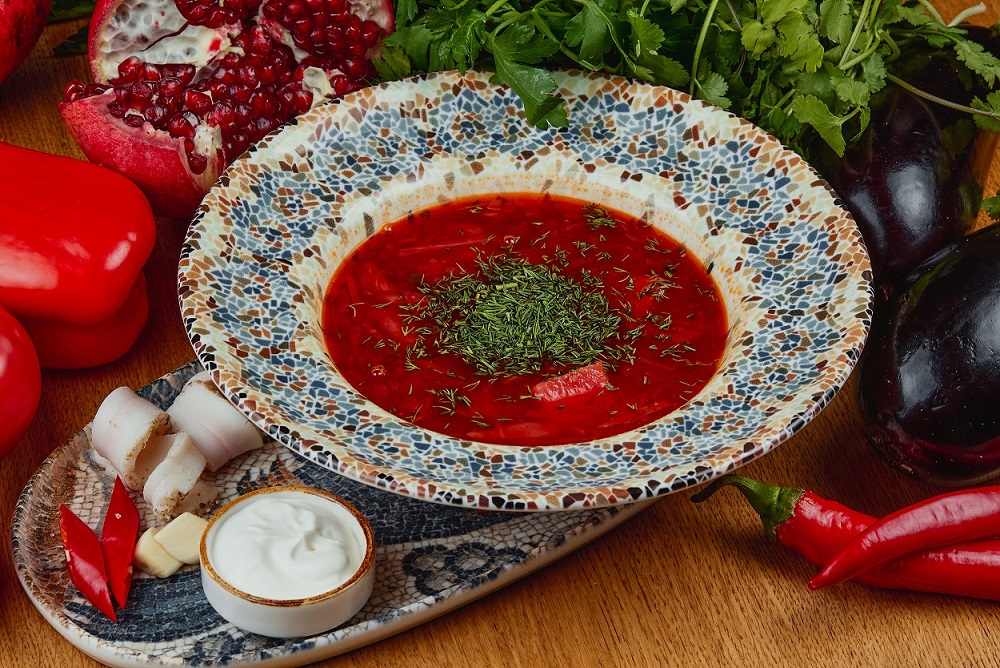 Наваристый красный борщ с говядиной и грузинской аджикой