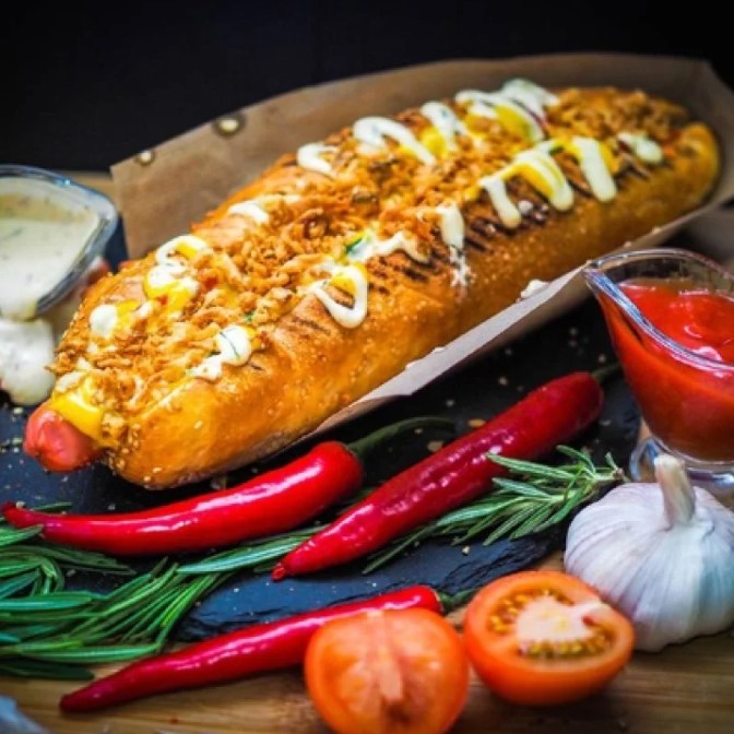 Двойной хот-дог в булке с сыром
