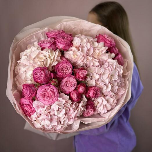 Букет с гортензией и розами 