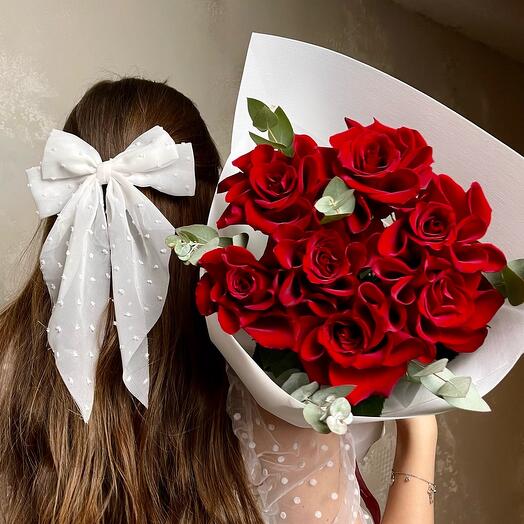 Букет «Лепестки заката» из ажурных роз и эвкалипта