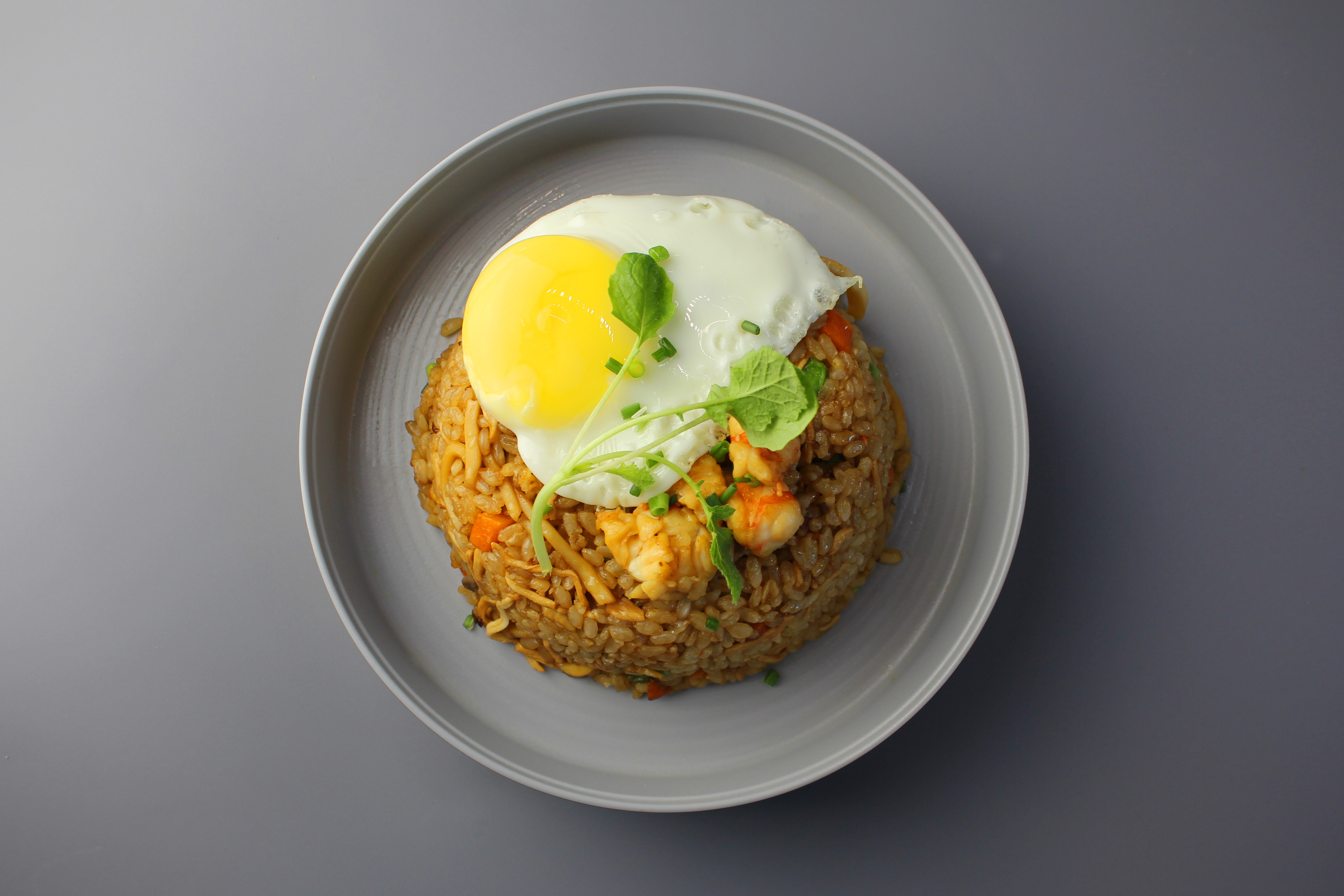 ЖАРЕНЫЙ РИС С КРЕВЕТКАМИ И КАЛЬМАРАМИ