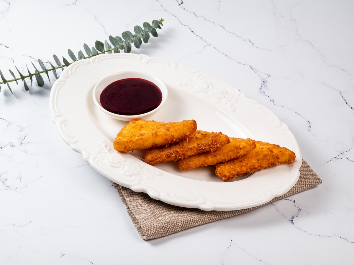 Жареный сулугуни с ягодным соусом