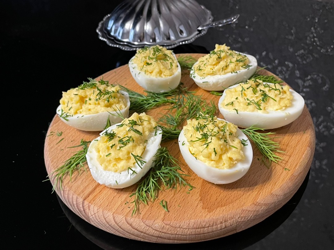 Яйца, фаршированные сыром и чесноком