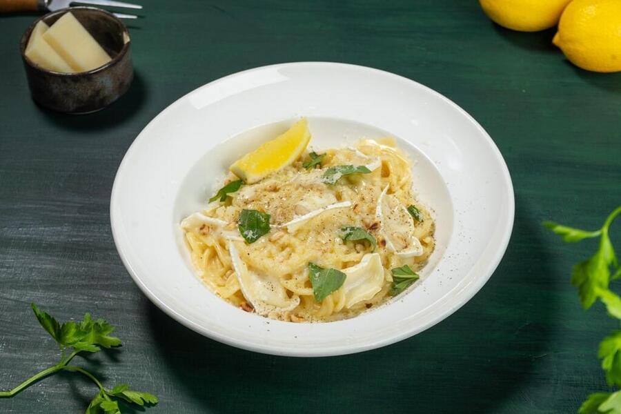 Паста с сыром Бри и кедровыми орешками