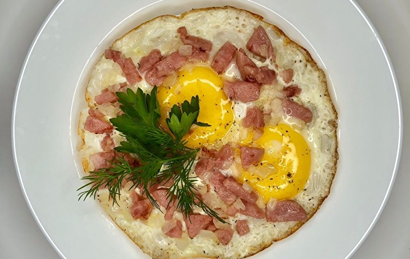 Яичница-глазунья ветчина/лук