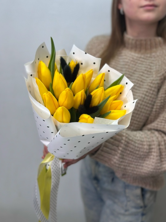 Жёлтые тюльпаны 17 штук с черным лагурусом