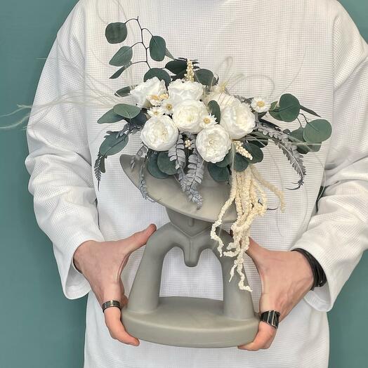 «Дама в шляпе» композиция из стабилизированных роз ,эвкалипта ,папоротника и амаранта