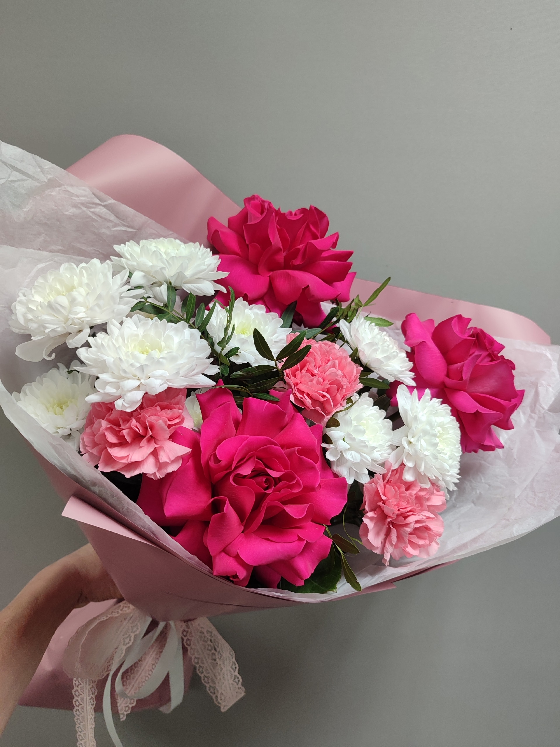 Французские розы ,хризантемы и диантусы