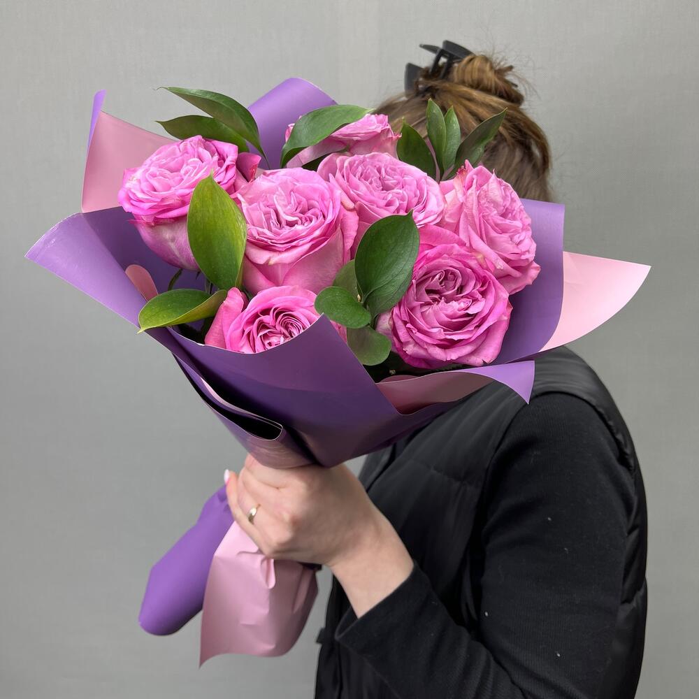 7 пионовидных роз в упаковке