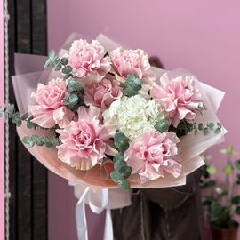 Пинк мондиал с гортензией и эвкалиптом