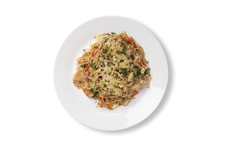Спагетти с курицей и овощами