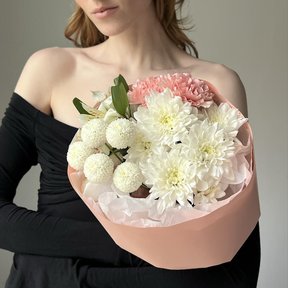 Букет "Нежный румянец" 💕 из белых кустовых хризантем, белой альстромерии и розовой гвоздики