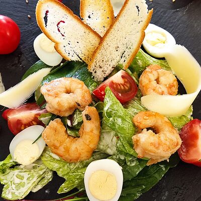 Салат Цезарь с креветками гриль