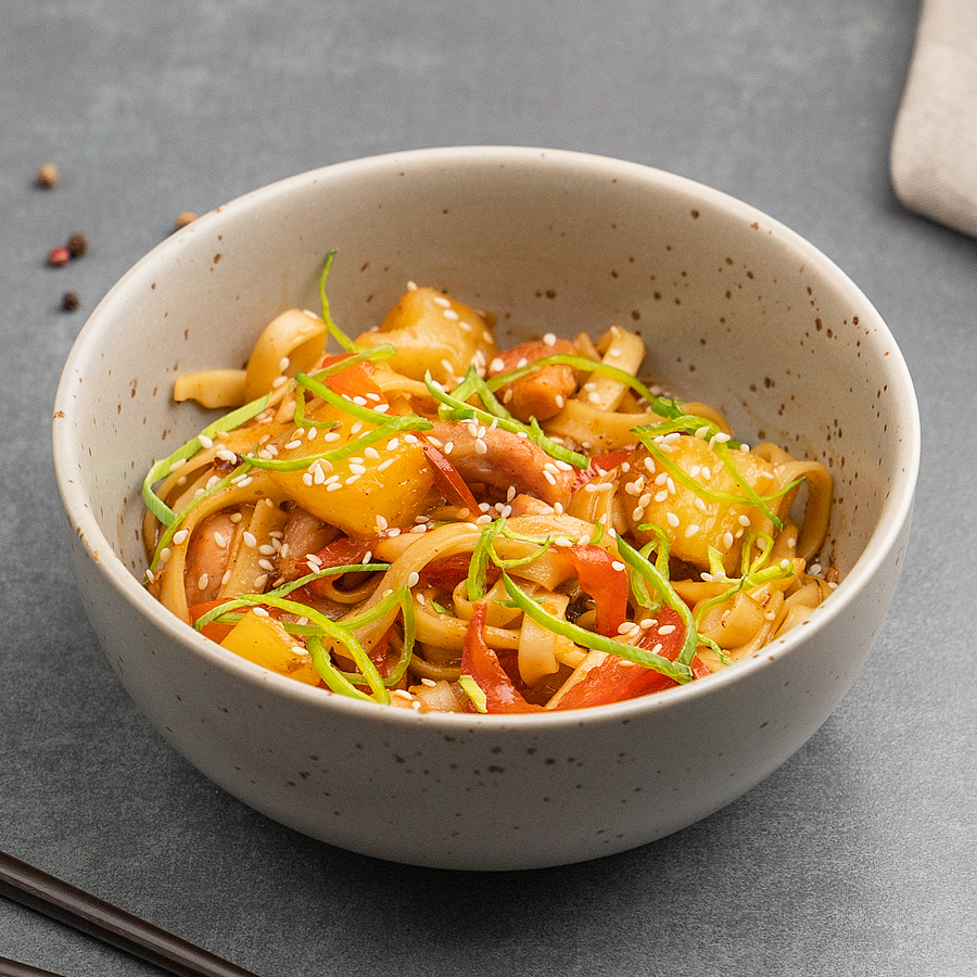 Удон с цыпленком и ананасами