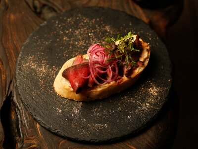 Брускетта с бычком