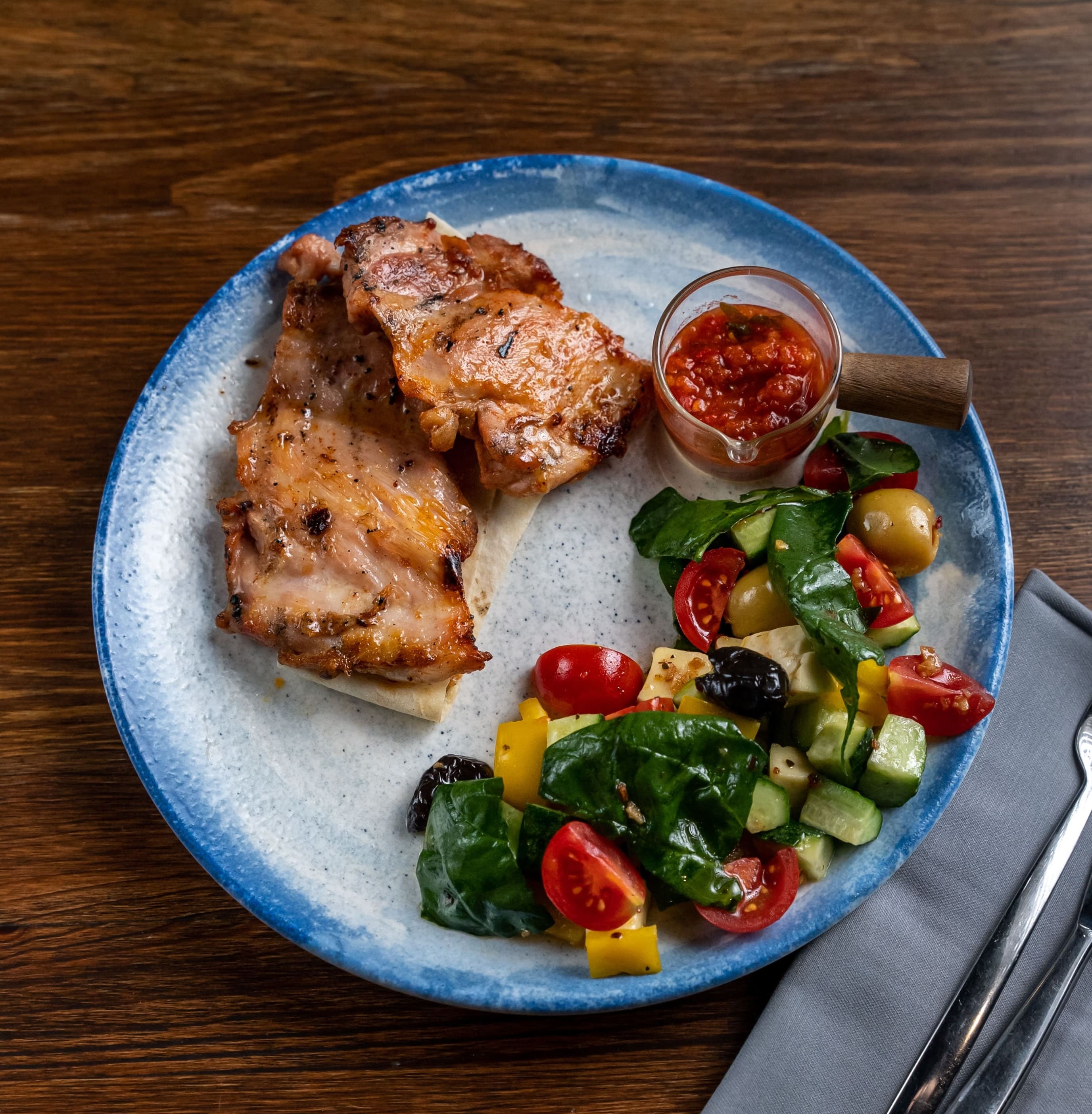 Бедро цыплёнка на гриле с овощами