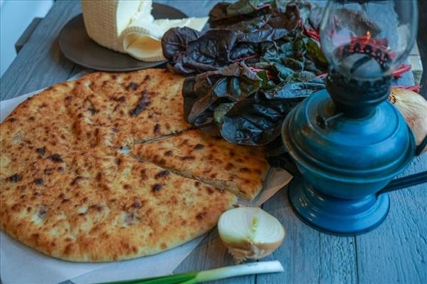 Пирог с сыром и листьями свеклы