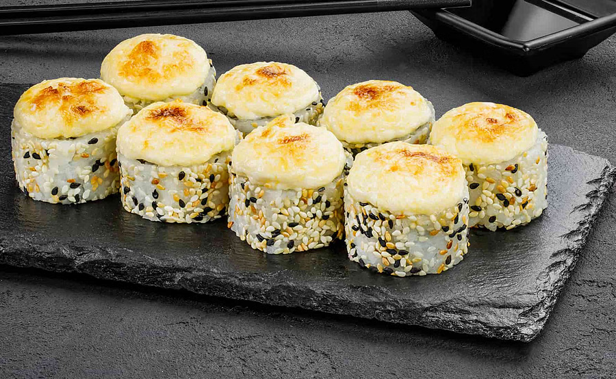 Запеченный с краб кремом и кунжутом