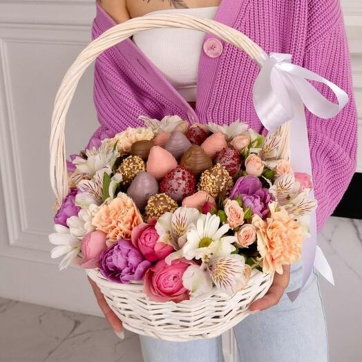 Корзина с цветами и клубникой в шоколаде