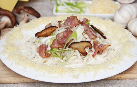 Удон с беконом в сливочном-сырном соусе