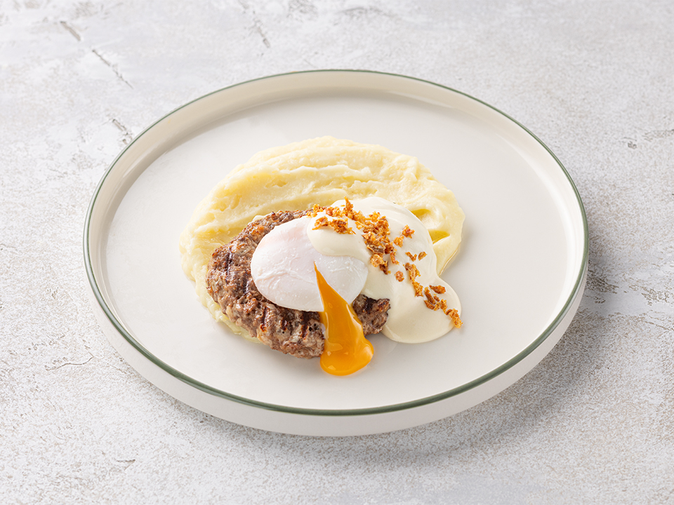 Бифштекс из говядины со сливочно-горчичным соусом и яйцом пашот
