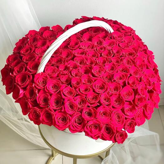 Корзина из 125 премиальных эквадорских роз
