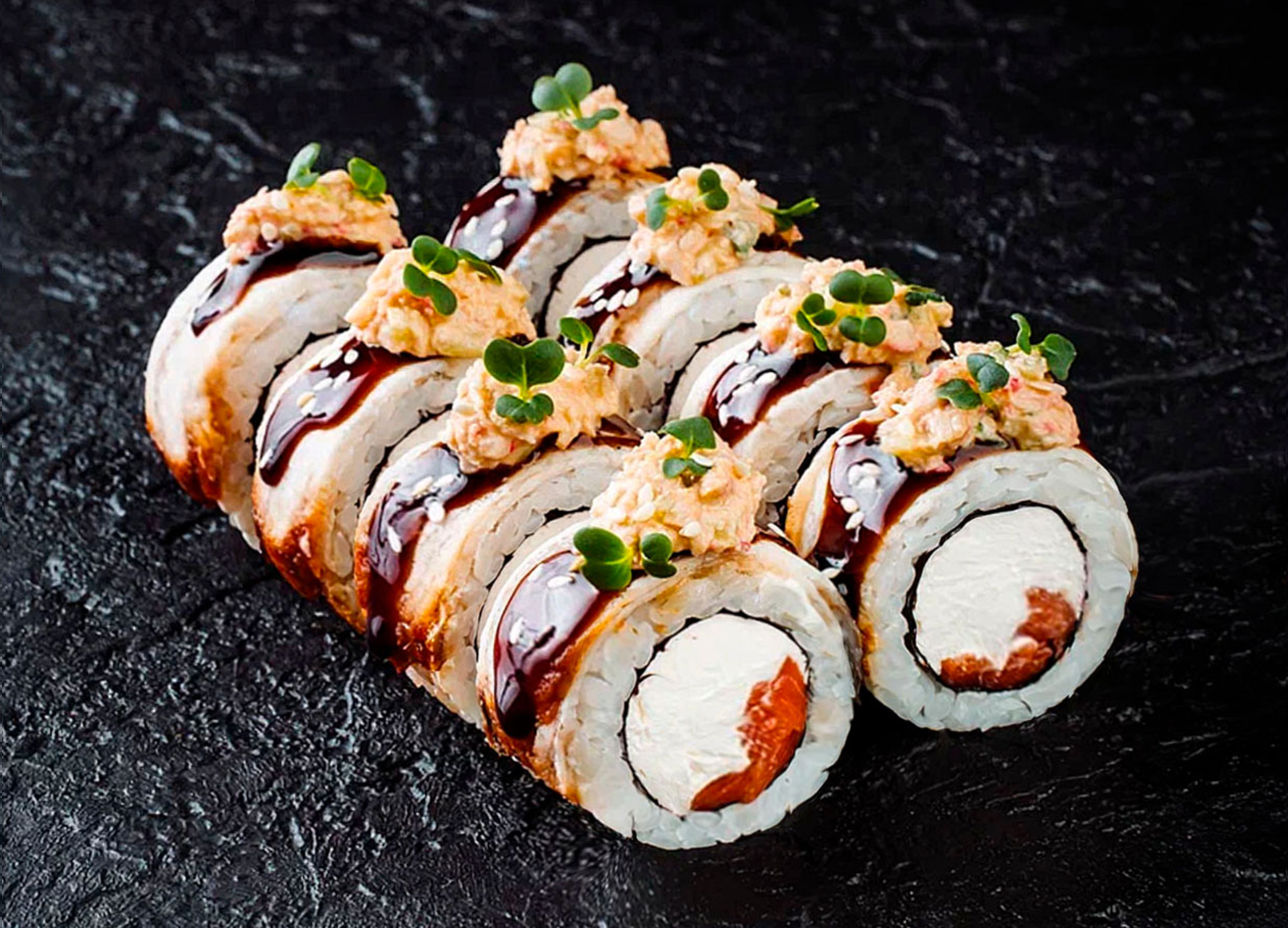 Сливочный ролл с угрём и лососем