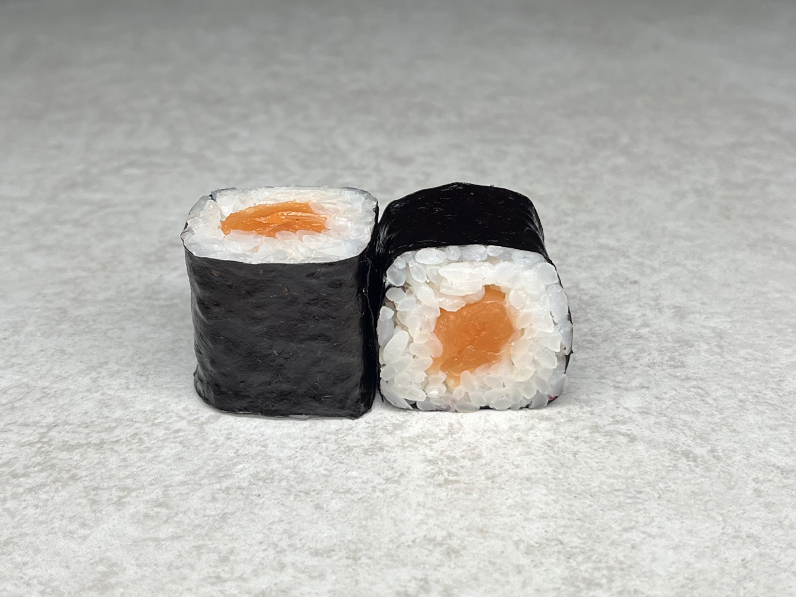 Ролл с лососем