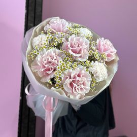 Букет «нежное лето» с французскими розами , ромашки , диантусы