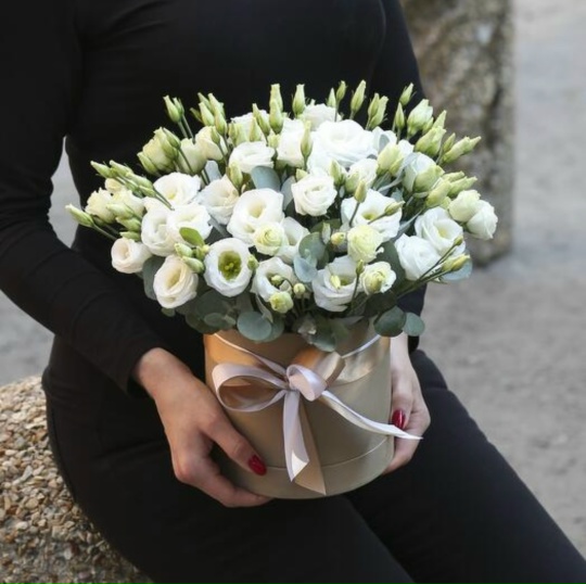 Нежная коробочка с белой эустомой и ароматным эвкалиптом