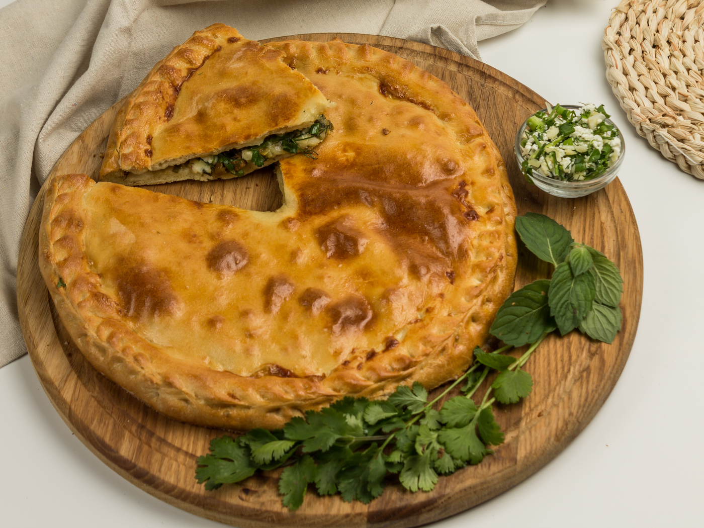 Пирог с зеленью, творогом и сырами