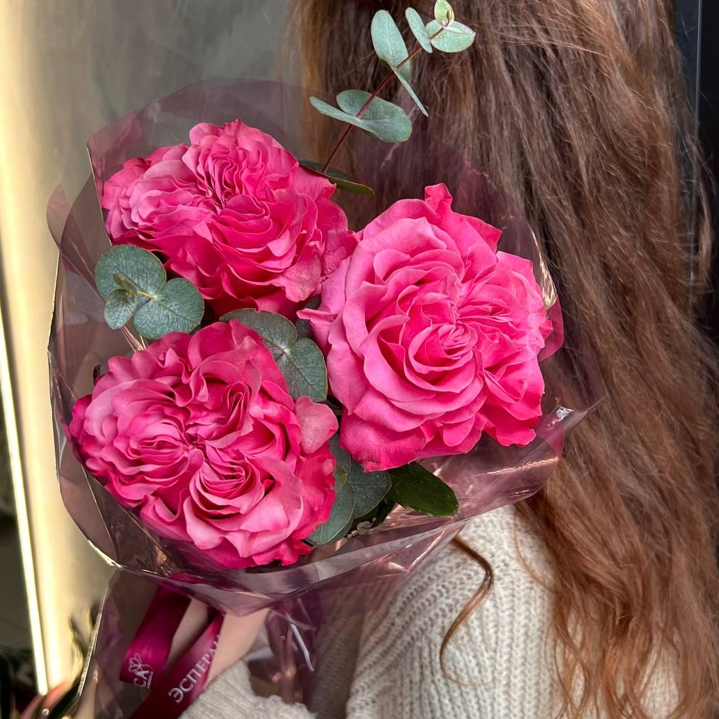 3 ароматных пионовидных розы с эвкалиптом