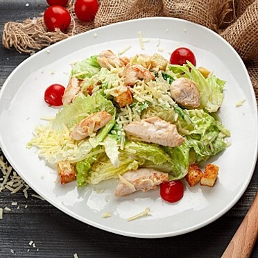 Салат Цезарь с курицей