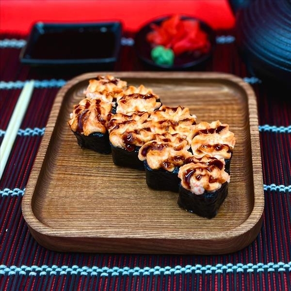 Чёрный запечёный ролл с Яки соусом