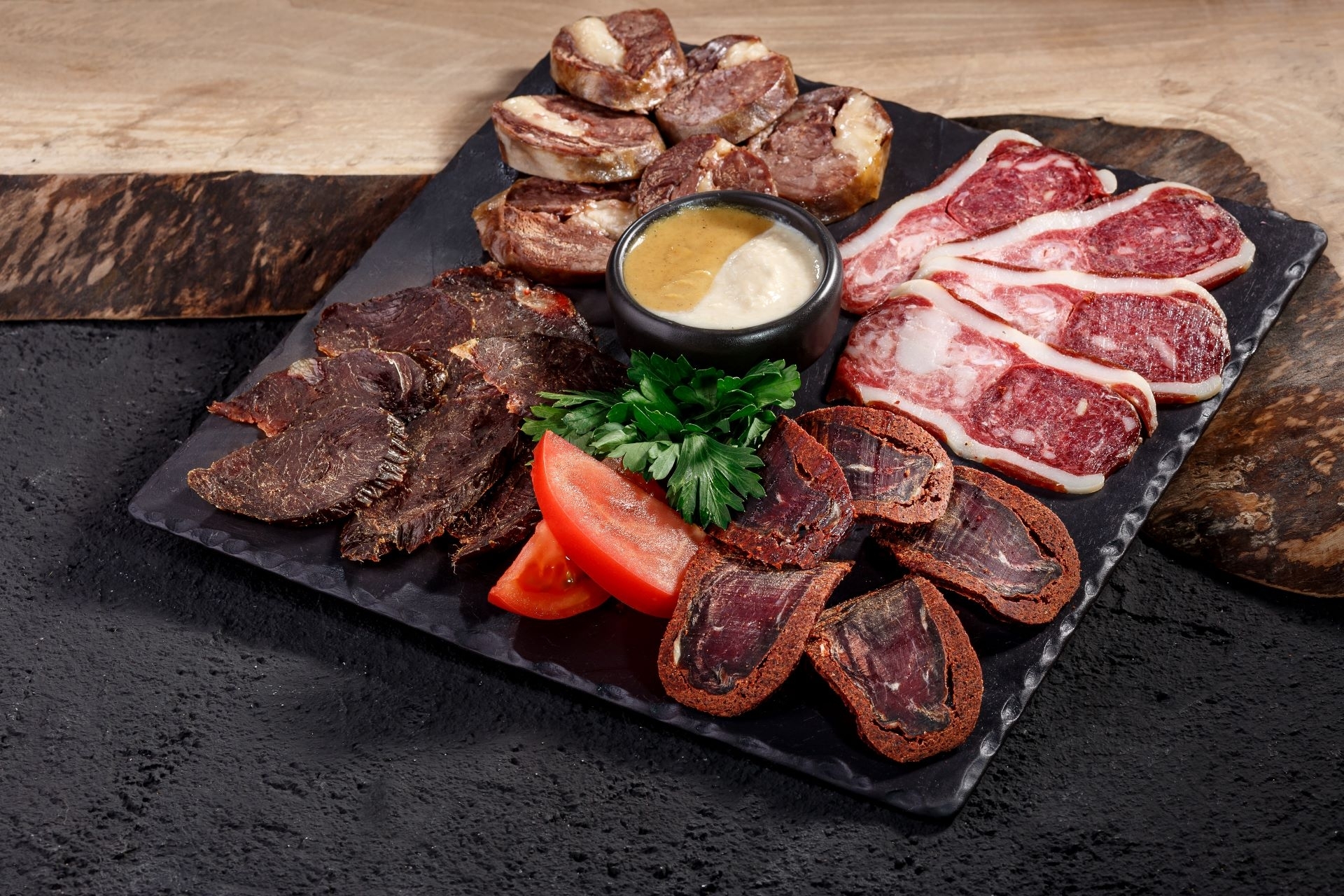 Нарезка сыровяленых деликатесов