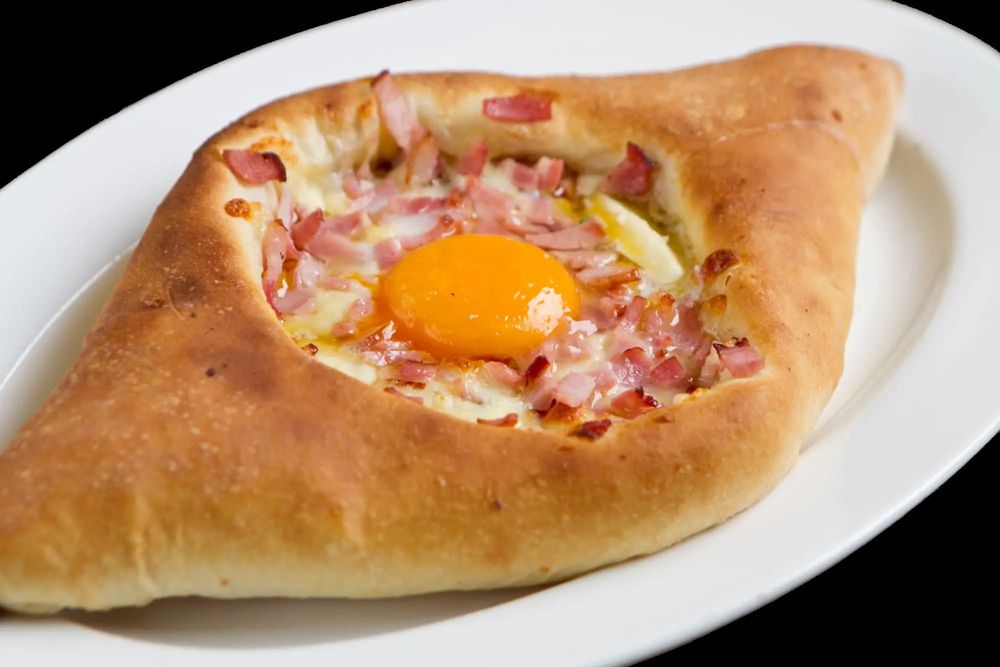 Хачапури по-аджарски с беконом