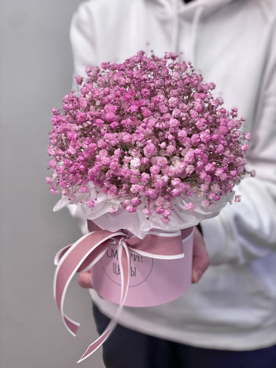 Розовая гипсофила в шляпной коробке