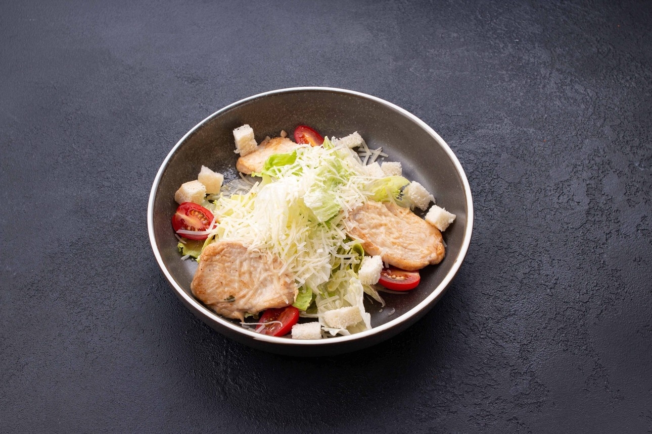 ЦЕЗАРЬ С КУРИЦЕЙ