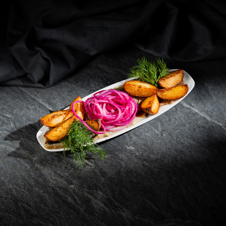 Сельдь с картофелем и маринованным луком