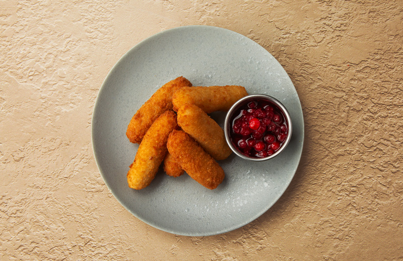 Сырные палочки с брусничным соусом