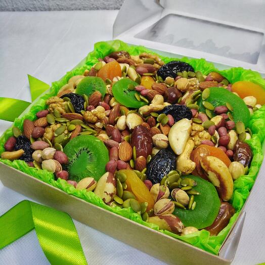 Бокс мужской с сухофруктами и очищенными орехами 20*20*4см